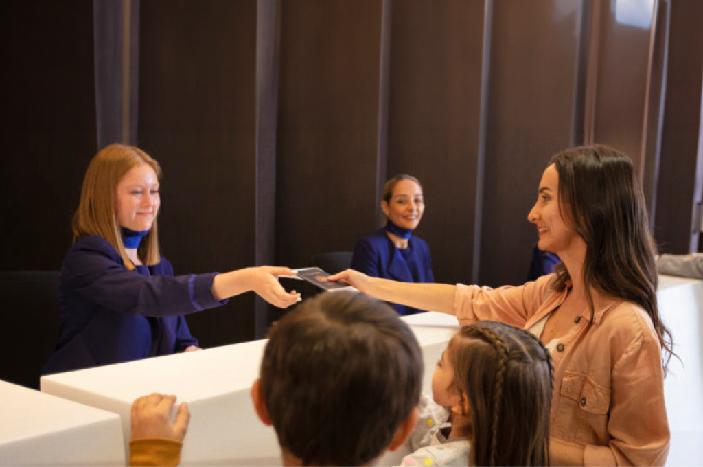 Mulher na entrada do Lounge LATAM