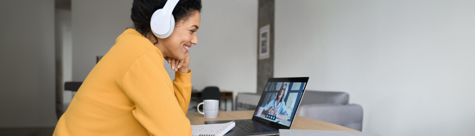 Agente de viajes LATAM hablando por videollamada con viajero