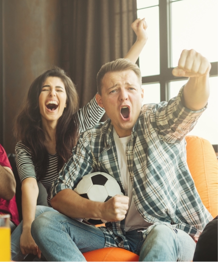 Hoteles Amigos celebrando un partido en sala amplia y luminosa, con una pelota de fútbol.