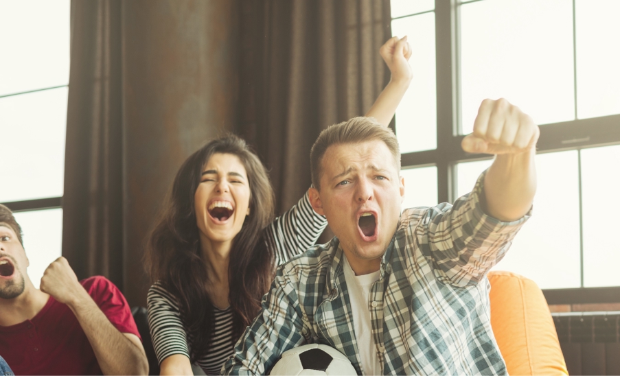 Hoteles Amigos celebrando un partido en sala amplia y luminosa, con una pelota de fútbol.