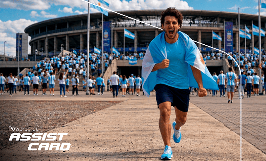 Seguros Hombre corriendo envuelto en la bandera de Argentina frente a un estadio lleno; texto “Powered by Assist Card” en la esquina.
