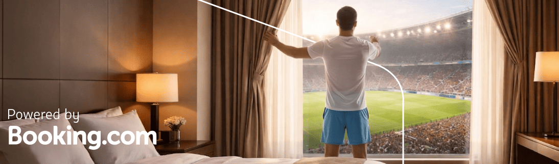 Dallas Hombre de espaldas mirando el estadio desde la ventana de una habitación de hotel; “Powered by Booking.com