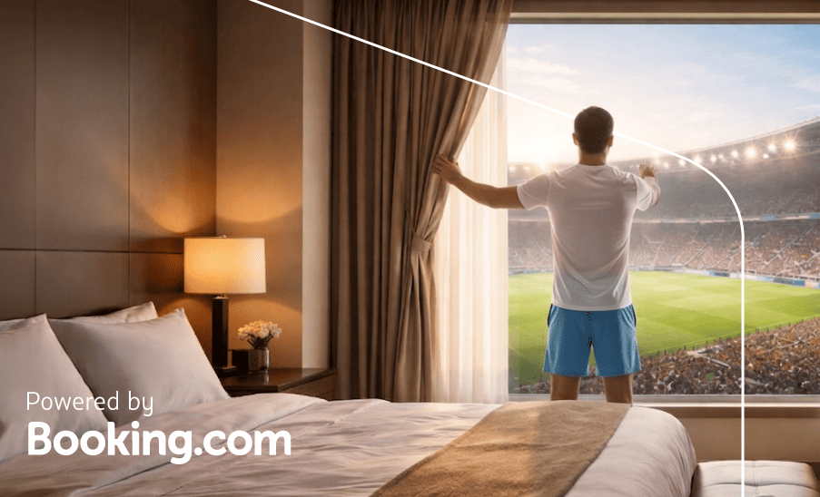 Dallas Hombre de espaldas mirando el estadio desde la ventana de una habitación de hotel; “Powered by Booking.com