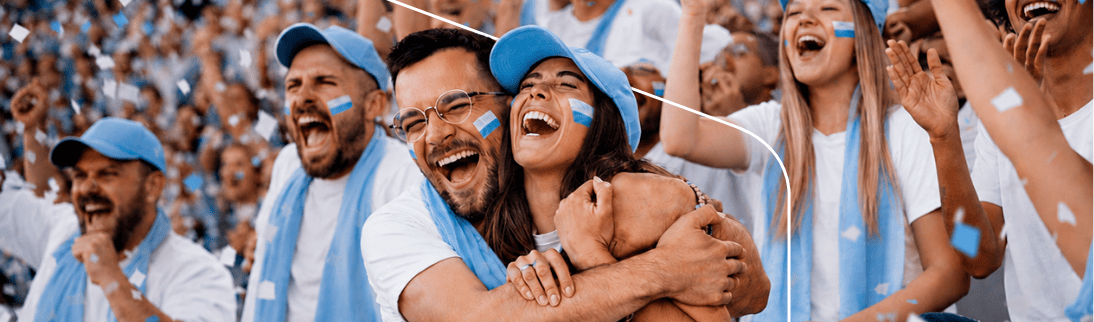 Paquetes Pareja y multitud de aficionados argentinos celebrando entre confeti en las gradas de un estadio.