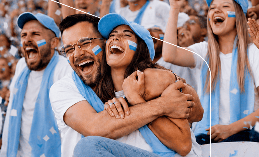 Paquetes Pareja y multitud de aficionados argentinos celebrando entre confeti en las gradas de un estadio.