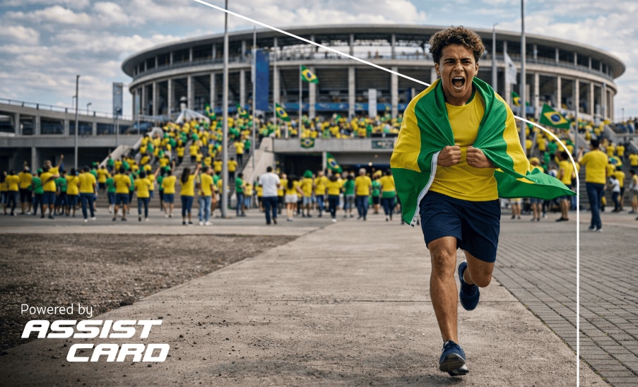 Seguro de Viagem Homem correndo envolto na bandeira do Brasil em frente a um estádio cheio; texto “Powered by Assist Card” no canto.
