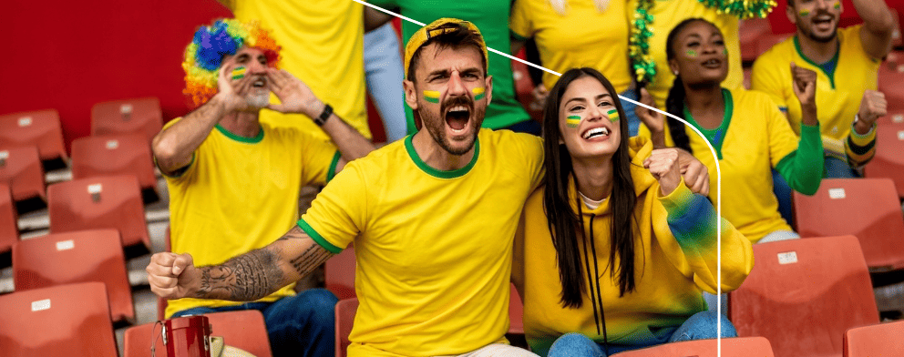 Torcedores brasileiros comemorando no estádio