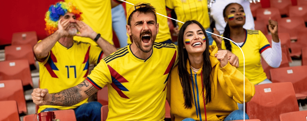 Pareja de aficionados colombianos celebrando en el estadio