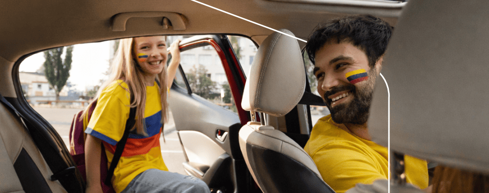 Autos Niña aficionada ecuatoriana subiéndose a un auto