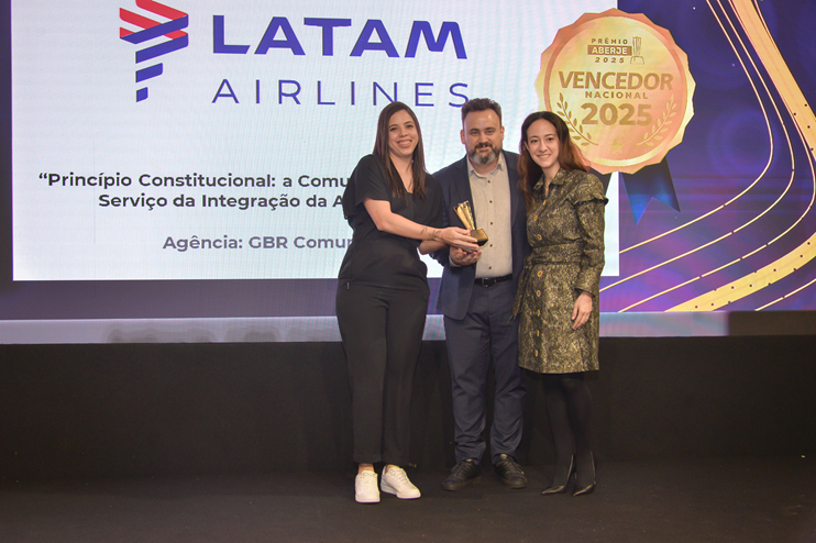 Equipe LATAM recebe prêmio