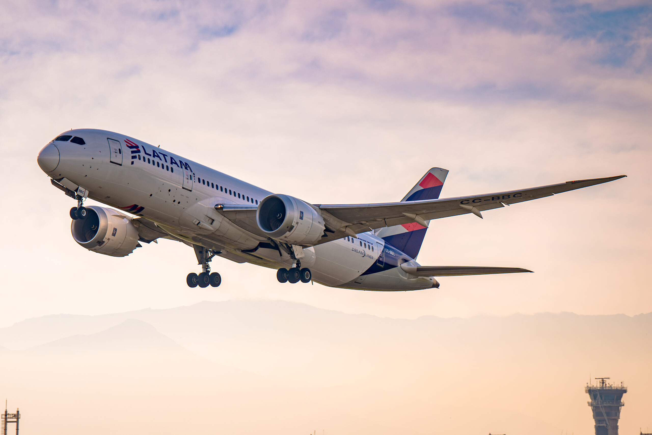 Avião LATAM voando